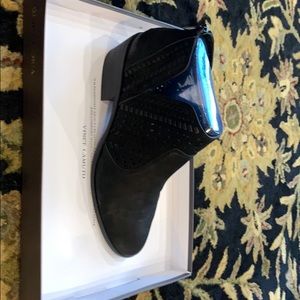 Vince Camuto Black Tumbled Buff Goat Size 10